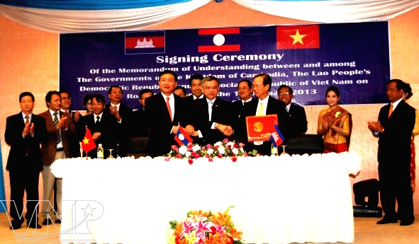 เวียดนาม ลาวและกัมพูชาลงนามเอกสารร่วมมือเกี่ยวกับการขนส่งทางบก